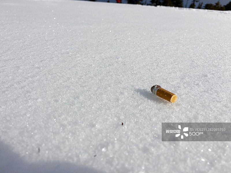 雪地上的香烟屁股图片素材