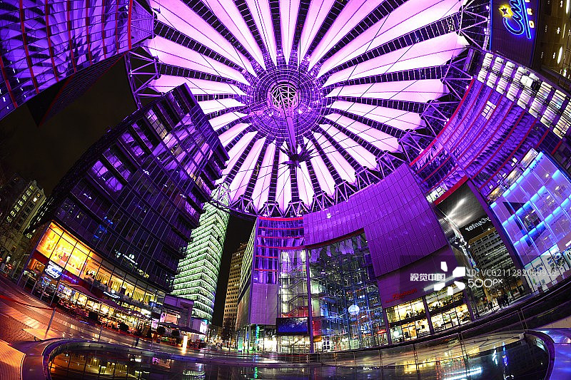 夜晚的索尼中心图片素材