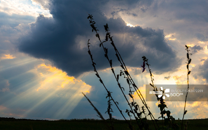 穿透外特兰斯凯地区的最后一缕阳光图片素材