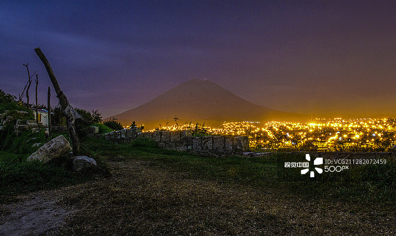 午夜时分的埃尔米斯蒂火山图片素材