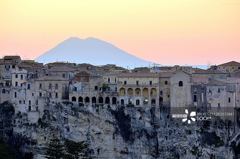特罗佩亚，la rupe（背景为斯特龙博利火山）图片素材