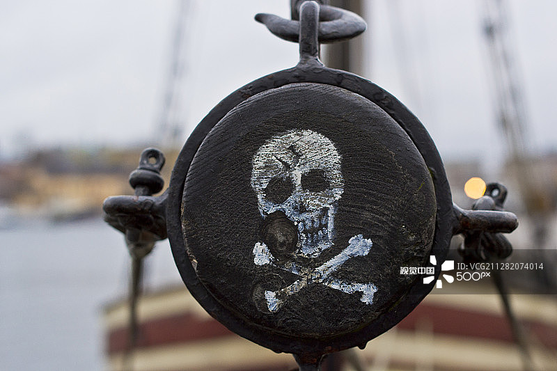 海盗标签，绘制在船桅侧面的骷髅和交叉骨图片素材