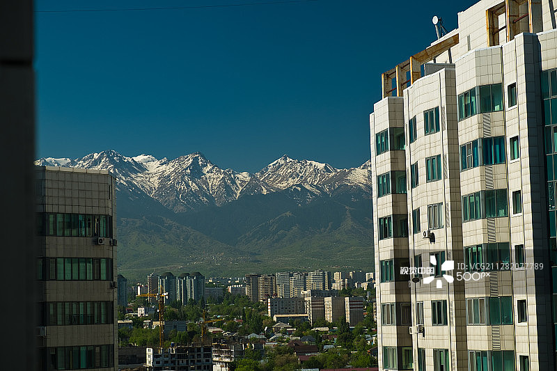 阿拉木图的清晨窗景图片素材