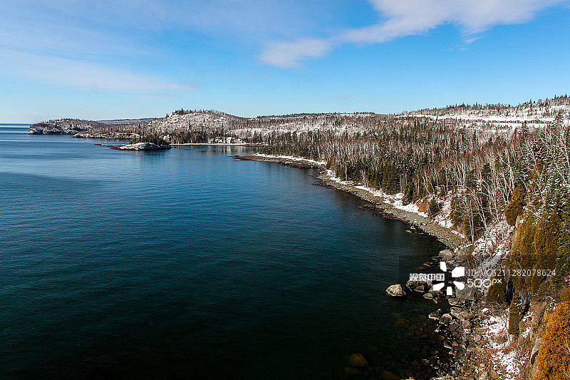 斯普利特罗克灯塔州立公园冬季的苏必利尔湖海岸线图片素材