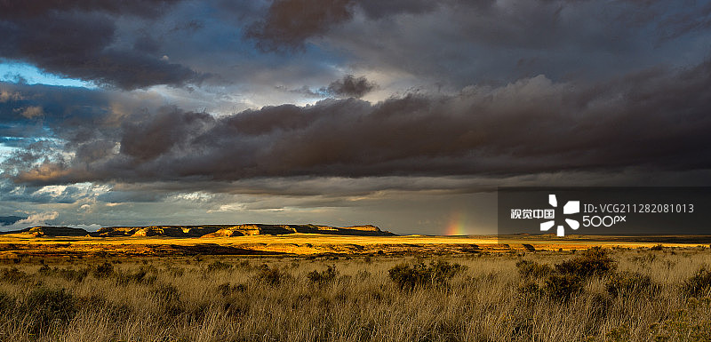 清晨风暴。图片素材