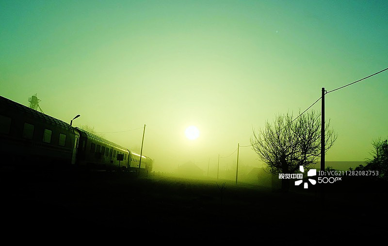 驶离的火车图片素材