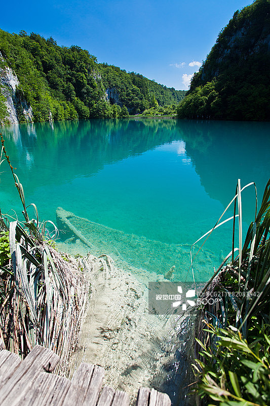 普利特维采国家公园水下的船图片素材