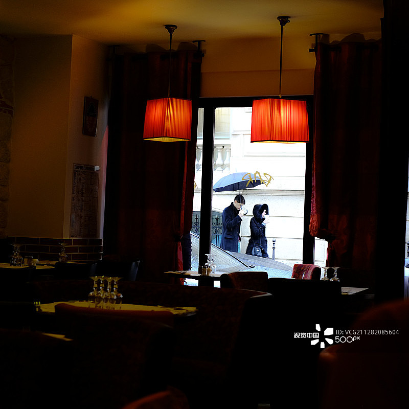 巴黎咖啡馆窗户雨中情侣图片素材