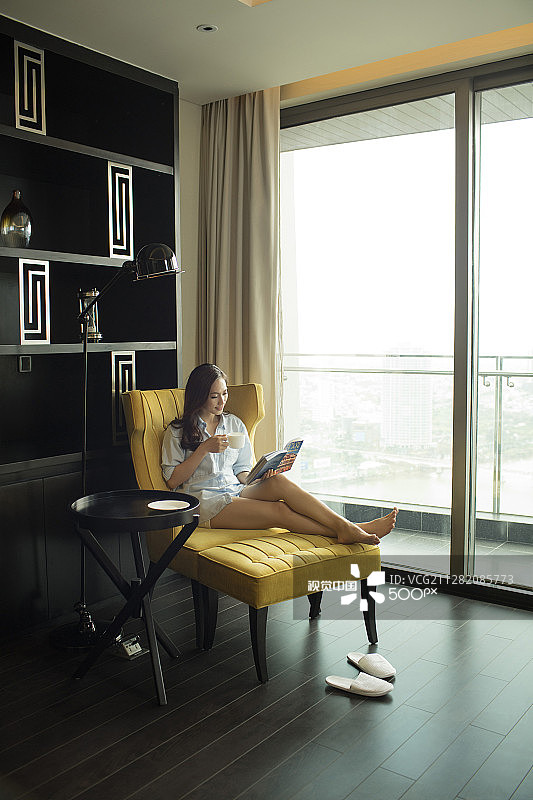 早上看书的美丽女孩图片素材