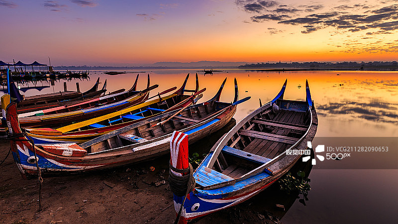 缅甸曼德勒乌本桥的彩色景象图片素材