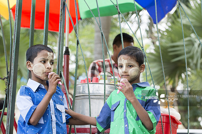 亚洲缅甸仰光街头人物与冰淇淋图片素材