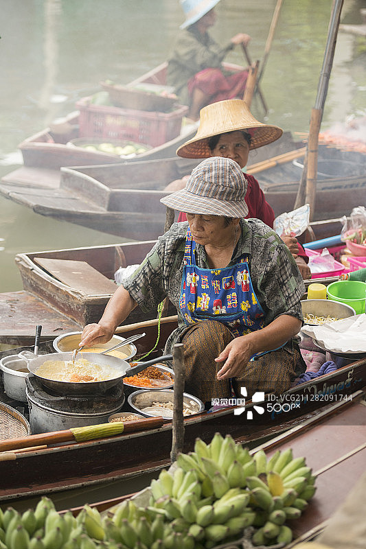 亚洲泰国夜功府塔卡水上市场图片素材