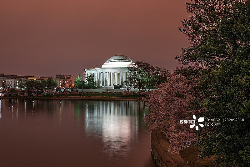 樱花盛开时节的杰斐逊纪念堂夜景图片素材