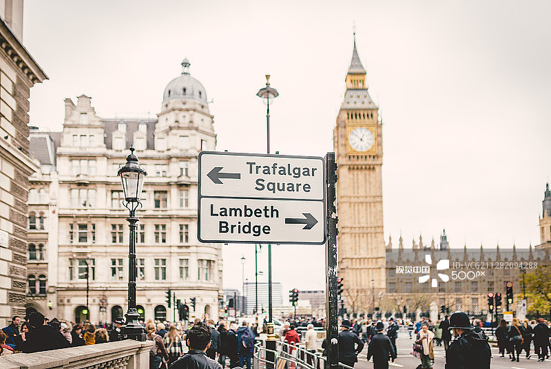 英国伦敦特拉法加广场和兰贝斯桥街道标志图片素材