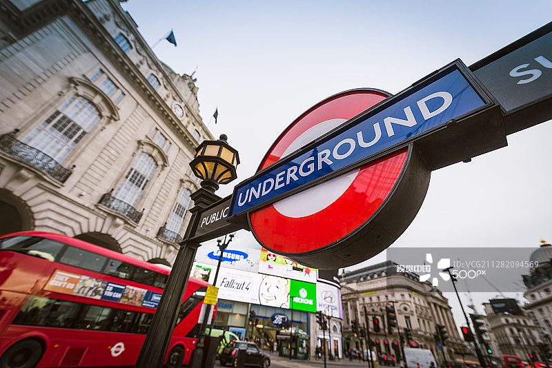 伦敦-11月9日：地铁标志，夜间皮卡迪利广场的红色巴士是主要象征图片素材