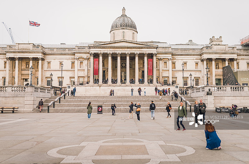 伦敦特拉法加广场国家美术馆，蓝天和游客图片素材