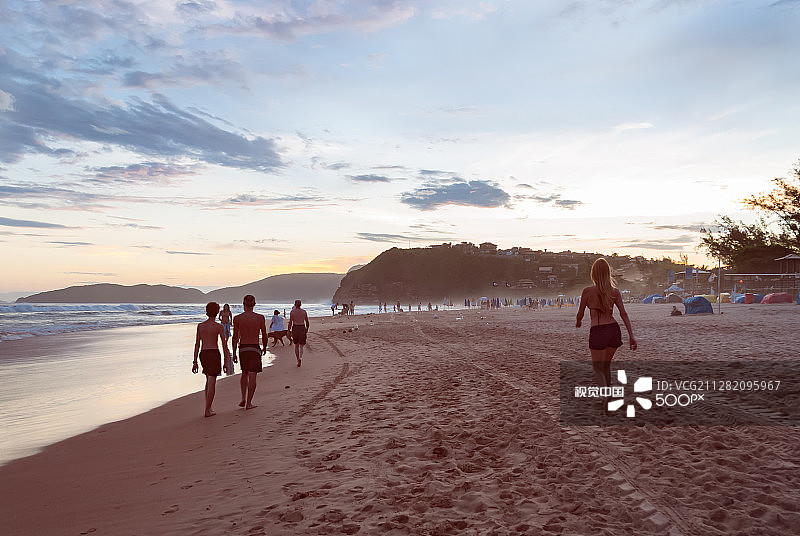 在巴西布基亚斯海滩上散步的人们图片素材
