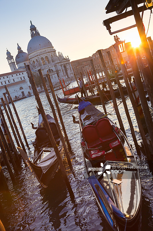 意大利威尼斯大运河上的贡多拉船图片素材