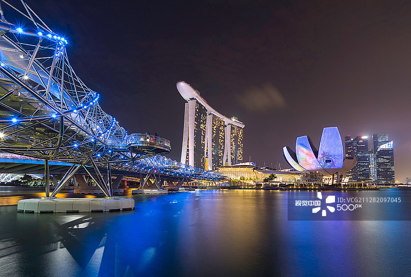 通往滨海湾金沙螺旋桥图片素材