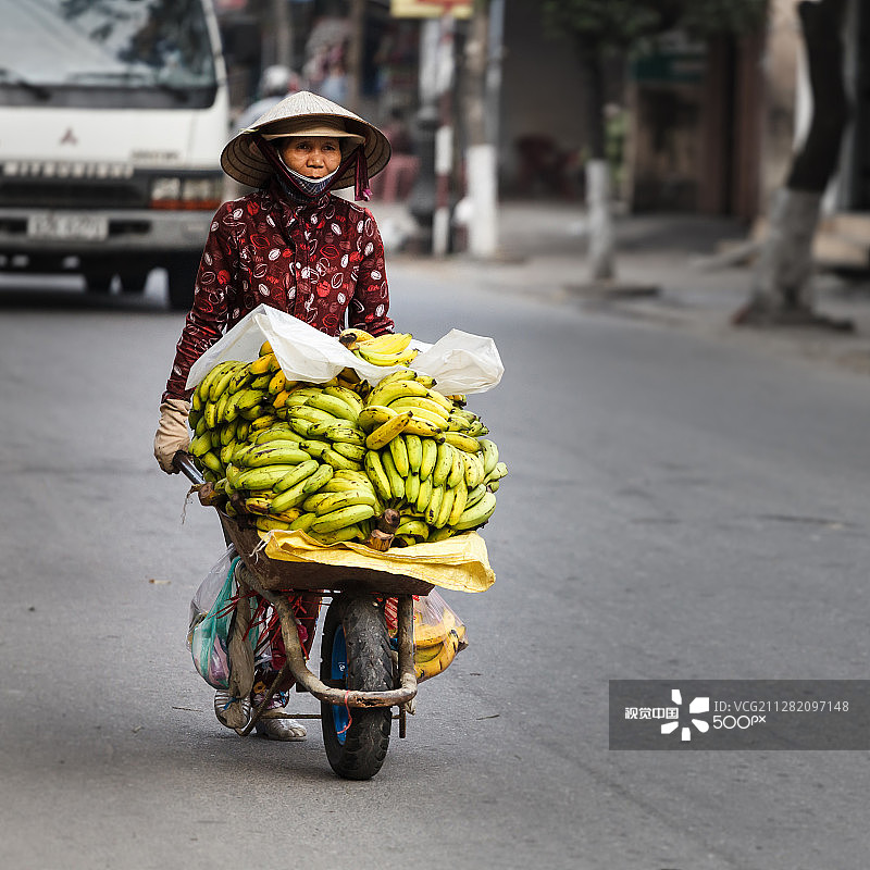 女士、香蕉和手推车图片素材