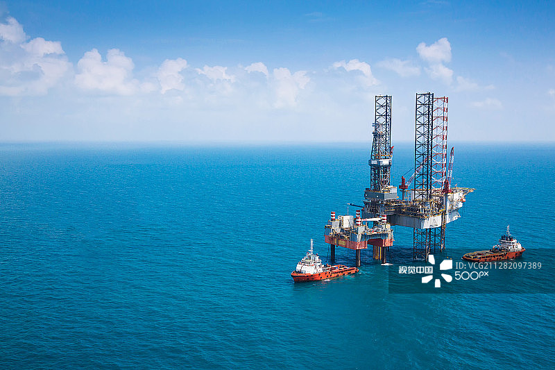 海湾中的石油钻井平台鸟瞰图图片素材