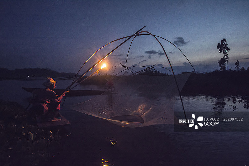 洛克塔克湖上Priyojit Akoijam捕鱼母亲图片素材