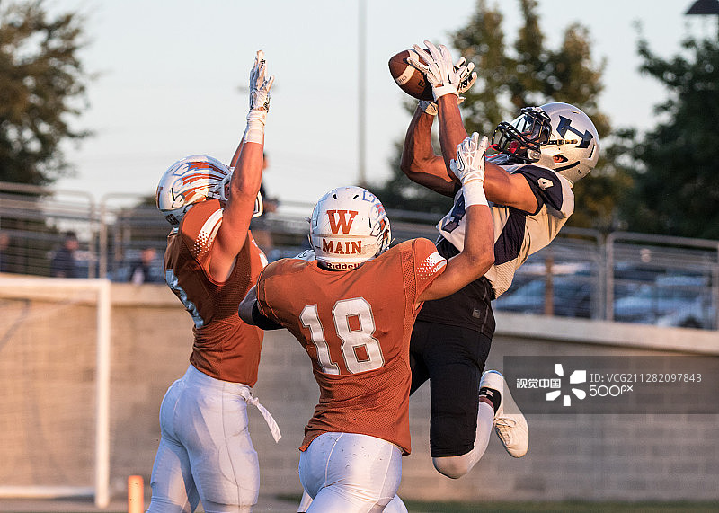 韦斯特伍德对战普夫吕格维尔亨德里克森橄榄球赛图片素材