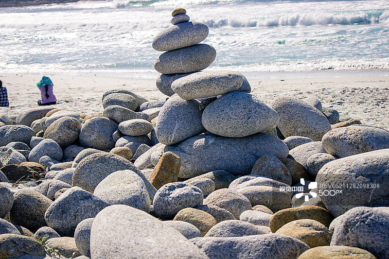 卵石滩上的石塔图片素材
