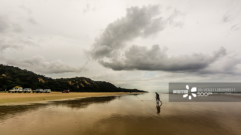 东方海滩漫步图片素材