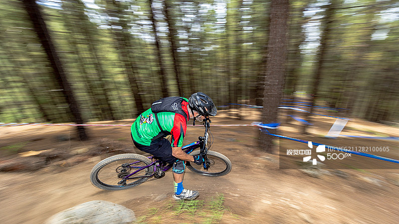 森林里的转弯图片素材