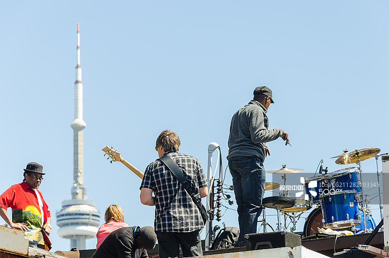 街头艺术家在农贸市场演奏乐器图片素材