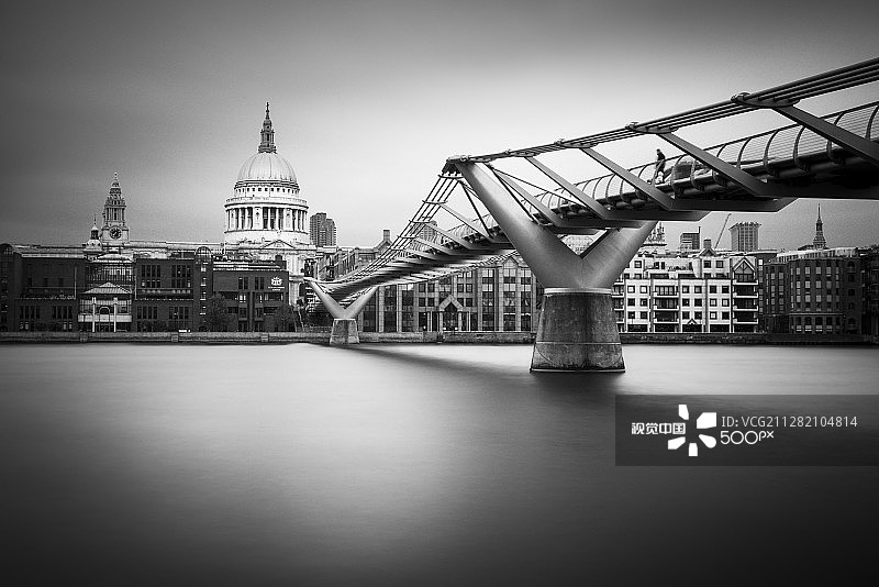 圣保罗大教堂和千禧桥图片素材