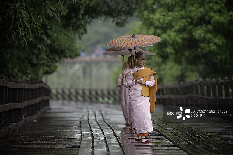 儿童缅甸小尼姑在桥上图片素材