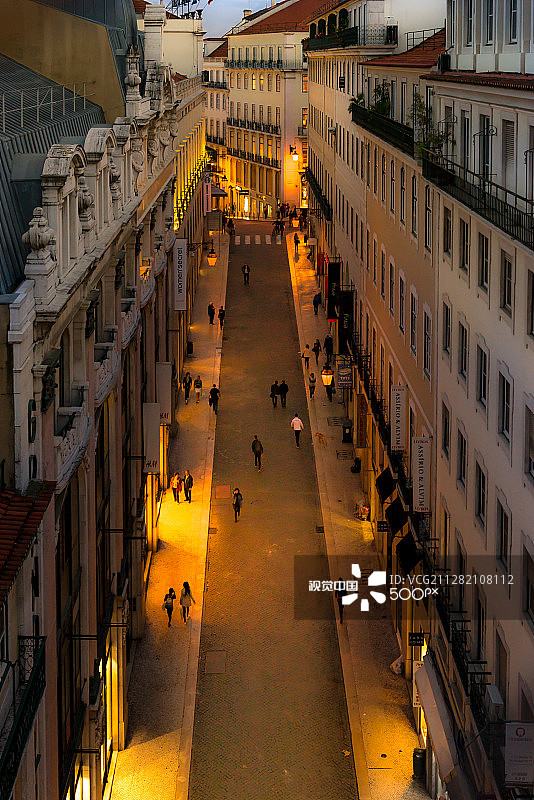葡萄牙里斯本的夜间街景图片素材