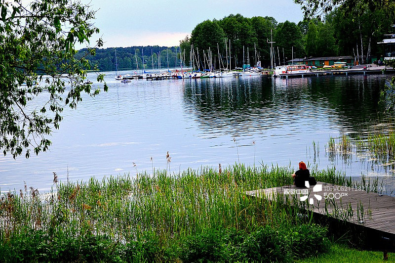 在波兰奥尔什丁Ukiel湖边放松图片素材