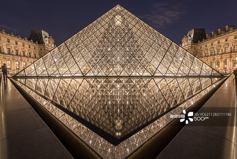 卢浮宫的倒影图片素材