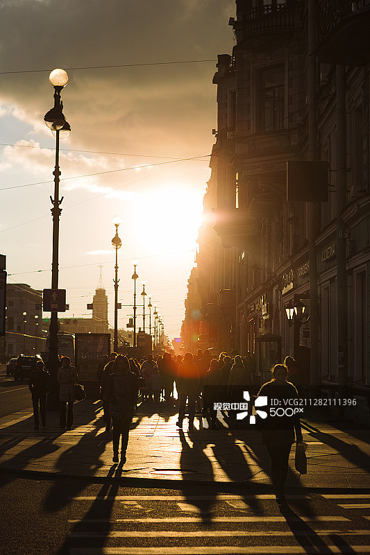 沿着涅瓦大街行走的人们图片素材