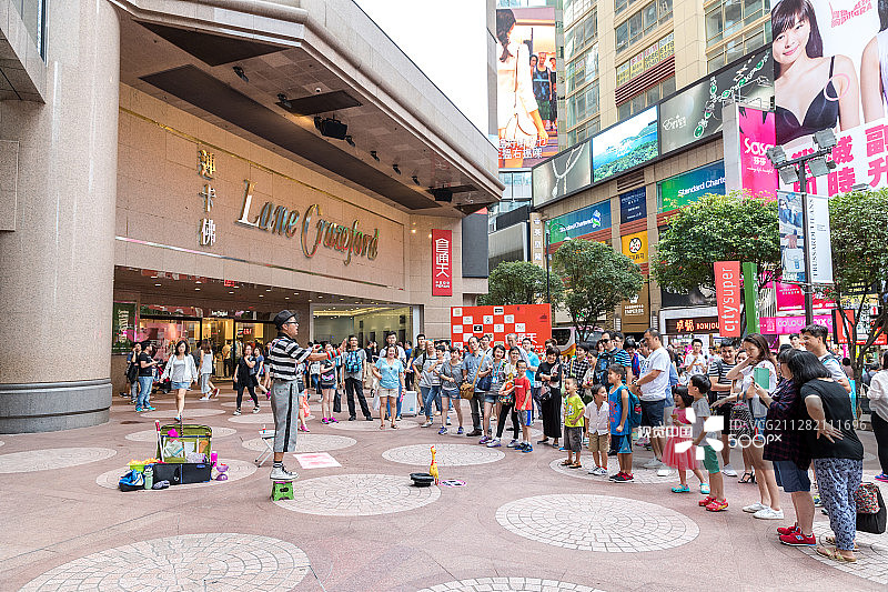 在拥挤的中国香港铜锣湾购物图片素材