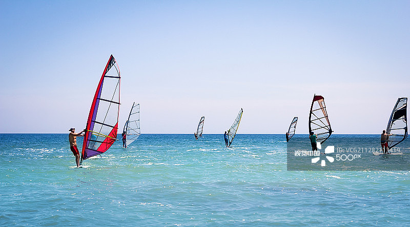 蓝色大海上的帆板图片素材