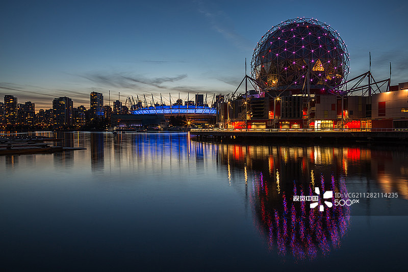 温哥华市中心科学世界景观，背景是体育场图片素材