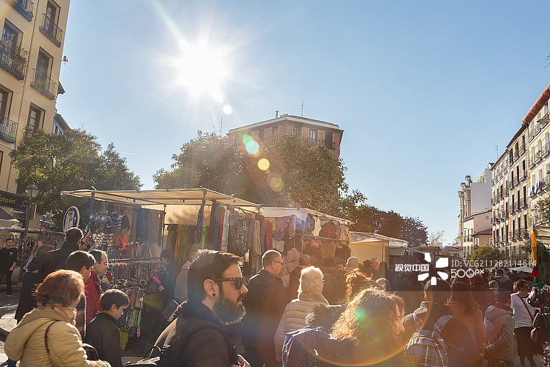 西班牙马德里跳蚤市场里的人们图片素材