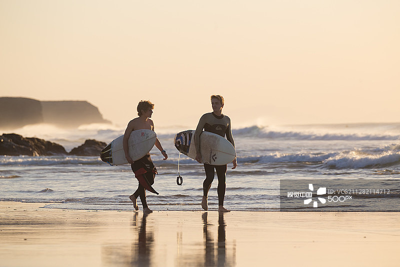 西班牙加那利群岛富埃特文图拉岛埃尔科蒂略海滩上的冲浪者图片素材