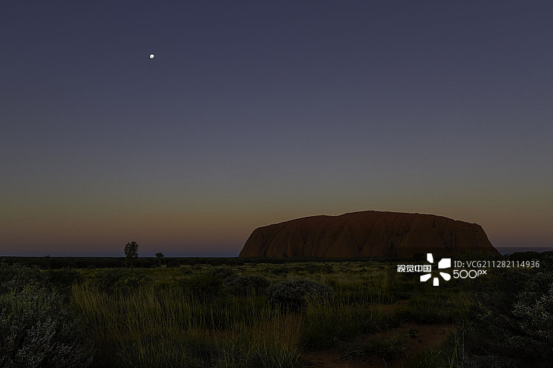 澳大利亚乌鲁鲁的满月图片素材