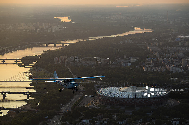 塞斯纳172和华沙城市-5图片素材