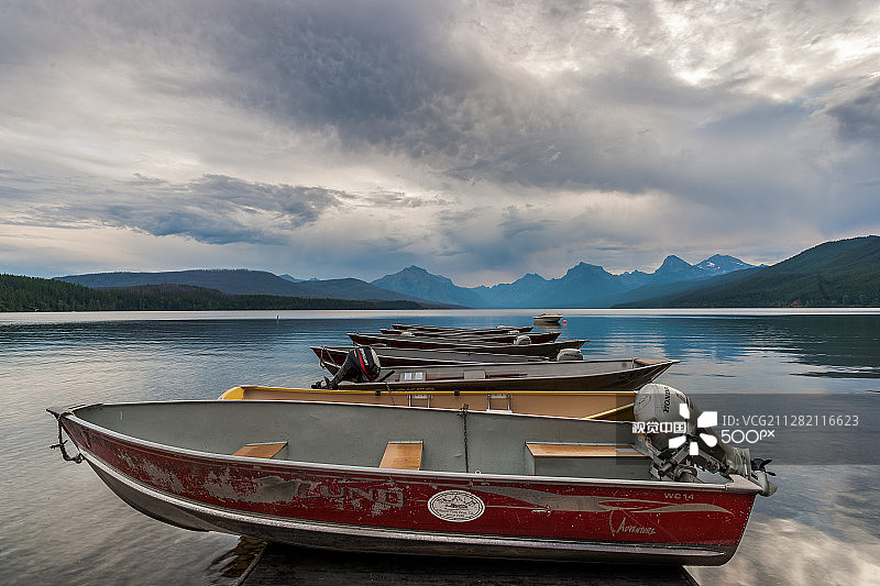麦克唐纳湖的船只图片素材