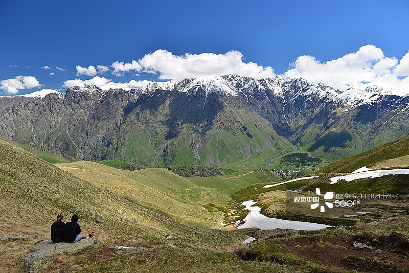 在格鲁吉亚欣赏风景的爱侣图片素材
