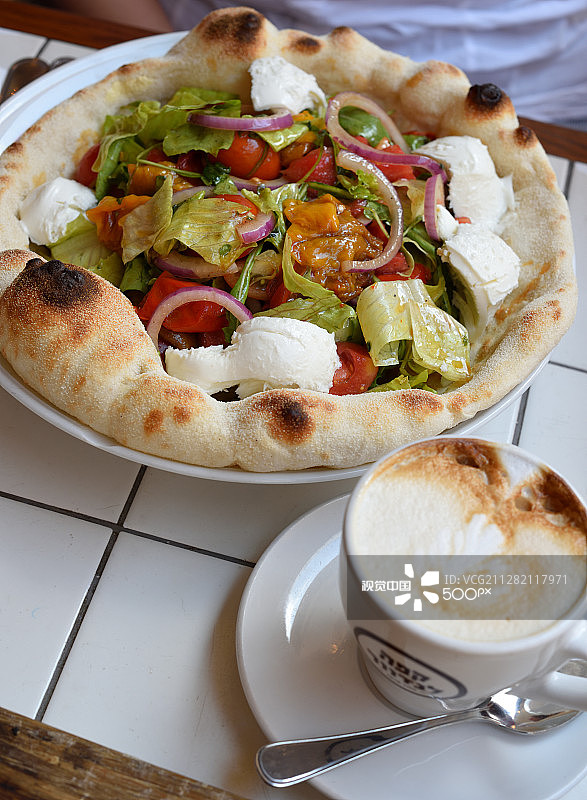 哈罗米奶酪佛卡夏沙拉配卡布奇诺图片素材