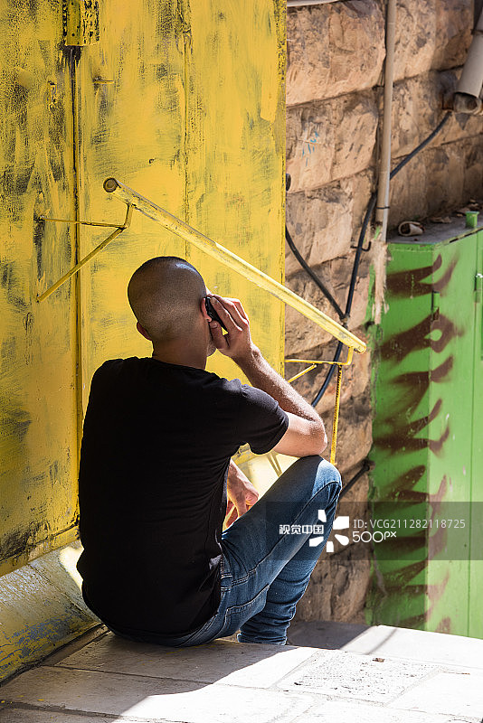 在耶路撒冷用手机交谈图片素材
