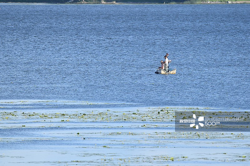 一艘小渔船图片素材