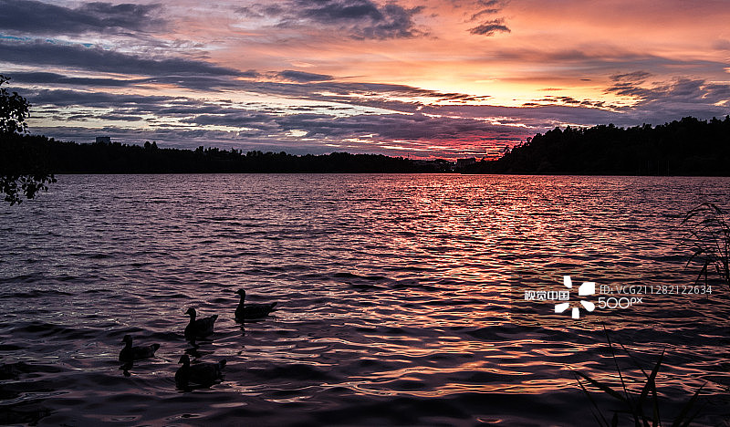 在前往塔尔塔罗斯的路上等待卡戎图片素材